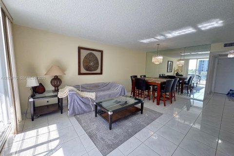 Condo in Hallandale Beach, Florida, 1 bedroom  № 2068658 - photo 5