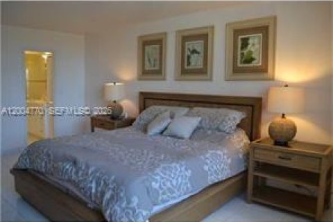 Condo in Hallandale Beach, Florida, 1 bedroom  № 2068658 - photo 11