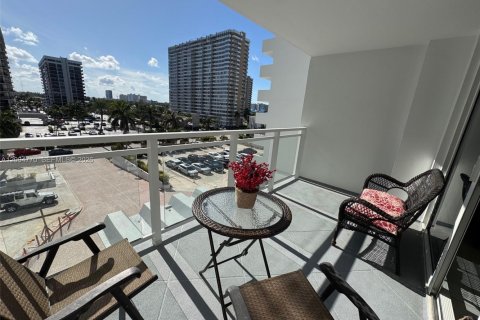 Condo in Hallandale Beach, Florida, 1 bedroom  № 2068658