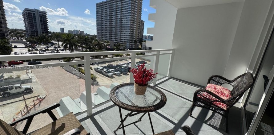 Condo in Hallandale Beach, Florida, 1 bedroom  № 2068658