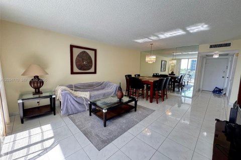 Condo in Hallandale Beach, Florida, 1 bedroom  № 2068658 - photo 6
