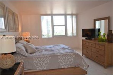 Condo in Hallandale Beach, Florida, 1 bedroom  № 2068658 - photo 12