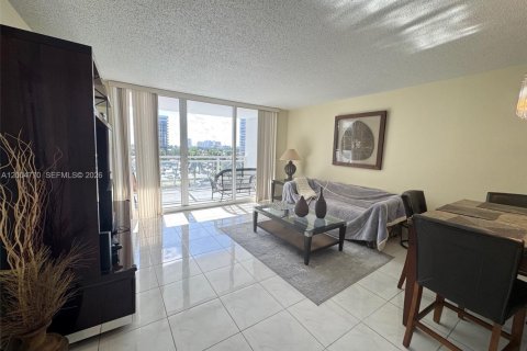 Condo in Hallandale Beach, Florida, 1 bedroom  № 2068658 - photo 4