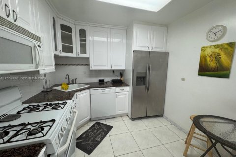 Condo in Hallandale Beach, Florida, 1 bedroom  № 2068658 - photo 9