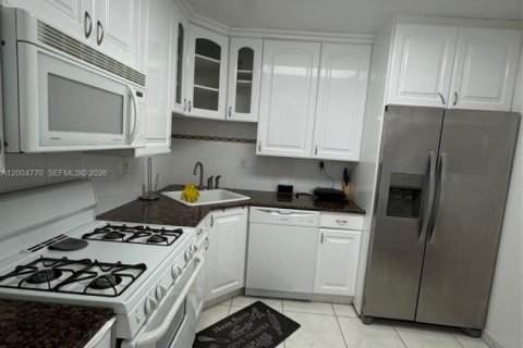 Condo in Hallandale Beach, Florida, 1 bedroom  № 2068658 - photo 10