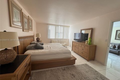 Condo in Hallandale Beach, Florida, 1 bedroom  № 2068658 - photo 13