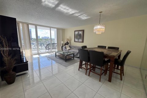 Condo in Hallandale Beach, Florida, 1 bedroom  № 2068658 - photo 8