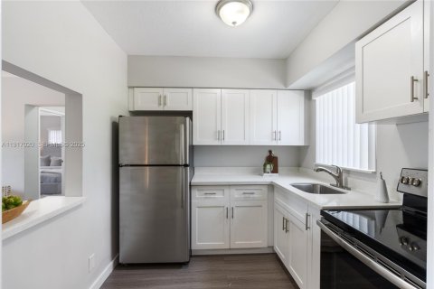 Снять в аренду квартиру в Уилтон-Мэнорс, Флорида 1 спальня, 83.61м2, № 2034260 - фото 5