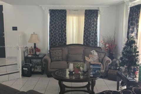 Villa ou maison à vendre à Pembroke Pines, Floride: 4 chambres, 196.4 m2 № 1995415 - photo 18