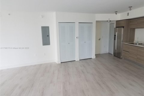 Condo in Miami Beach, Florida, 1 bedroom  № 1638330 - photo 8