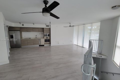 Condo in Miami Beach, Florida, 1 bedroom  № 1638330 - photo 2