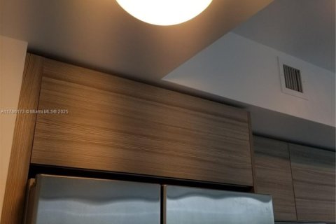 Condo in Miami Beach, Florida, 1 bedroom  № 1638330 - photo 25