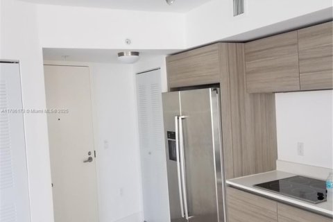 Condo in Miami Beach, Florida, 1 bedroom  № 1638330 - photo 17