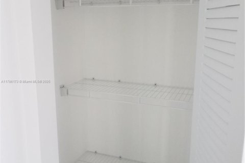 Condo in Miami Beach, Florida, 1 bedroom  № 1638330 - photo 18