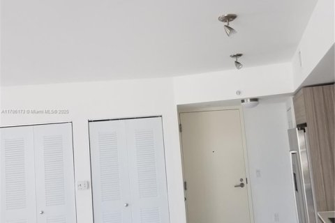 Condo in Miami Beach, Florida, 1 bedroom  № 1638330 - photo 19