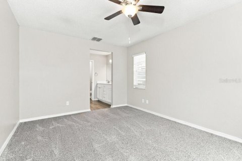 House in New Port Richey, Florida 3 bedrooms, 141.58 sq.m. № 2403419 - photo 8