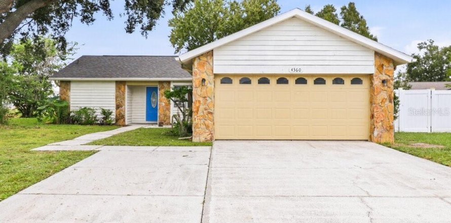 House in New Port Richey, Florida 3 bedrooms, 141.58 sq.m. № 2403419