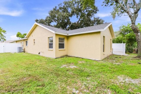 House in New Port Richey, Florida 3 bedrooms, 141.58 sq.m. № 2403419 - photo 16