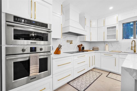 Villa ou maison à louer à Homestead, Floride: 6 chambres, 446.86 m2 № 2413003 - photo 15