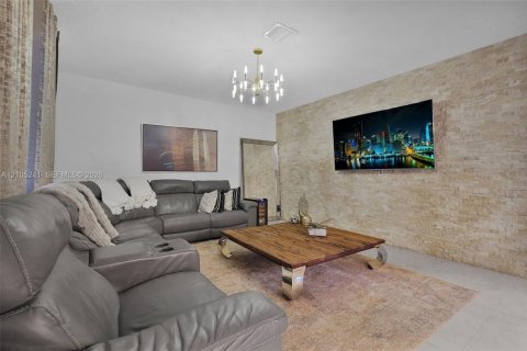 Villa ou maison à louer à Homestead, Floride: 6 chambres, 446.86 m2 № 2413003 - photo 22