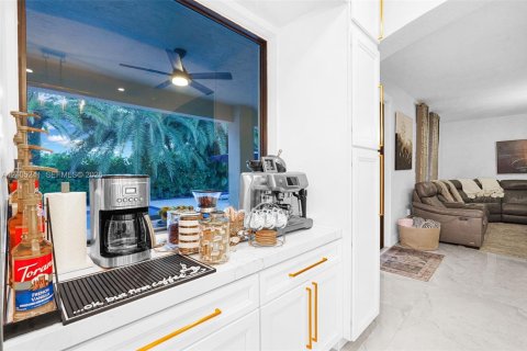 Villa ou maison à louer à Homestead, Floride: 6 chambres, 446.86 m2 № 2413003 - photo 21