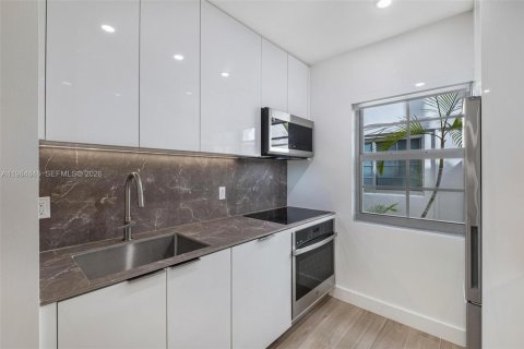 Condo in Miami Beach, Florida, 1 bedroom  № 2047523 - photo 2