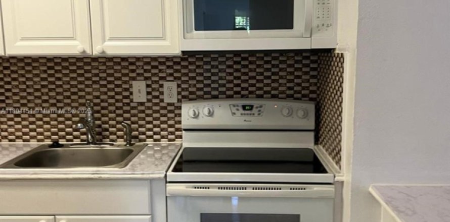 Condo in Miami, Florida, 2 bedrooms № 1933614