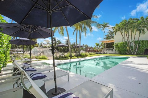 House in Miami, Florida 4 bedrooms, 307.41 sq.m. № 2090145