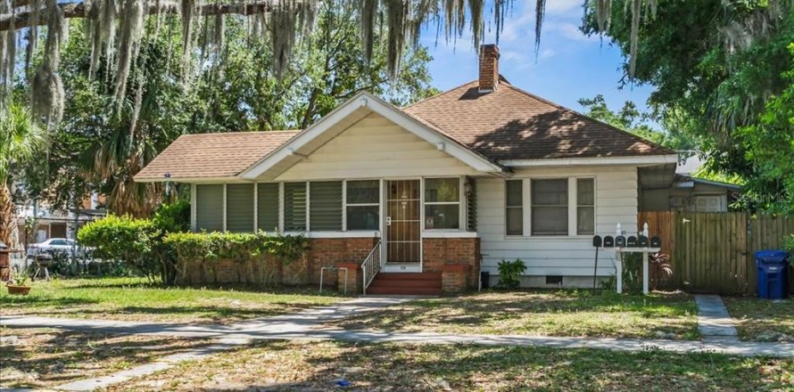 Commercial property in Winter Haven, Florida 5 bedrooms, 280.1 sq.m. № 2341772