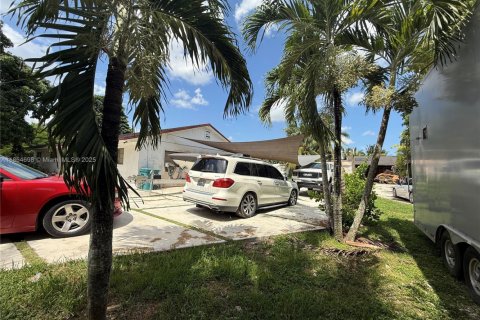 House in Miami, Florida 4 bedrooms, 307.32 sq.m. № 2038930 - photo 12