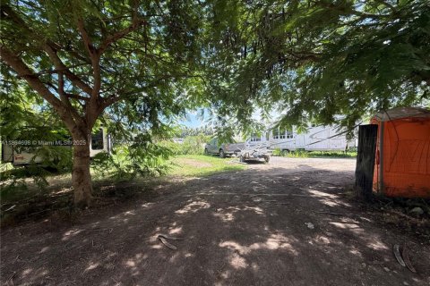 House in Miami, Florida 4 bedrooms, 307.32 sq.m. № 2038930 - photo 29