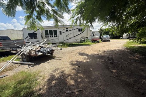 House in Miami, Florida 4 bedrooms, 307.32 sq.m. № 2038930 - photo 30