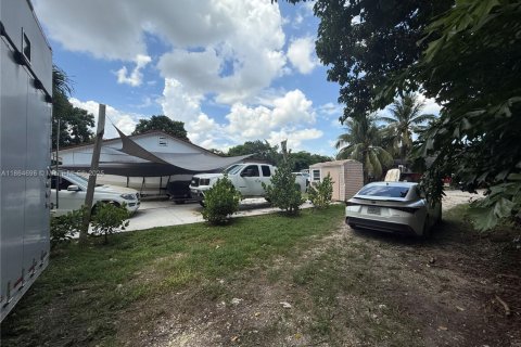 House in Miami, Florida 4 bedrooms, 307.32 sq.m. № 2038930 - photo 10
