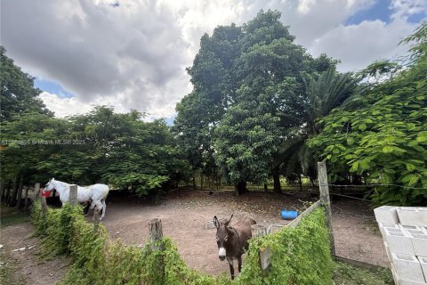 House in Miami, Florida 4 bedrooms, 307.32 sq.m. № 2038930 - photo 18