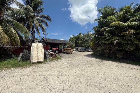 House in Miami, Florida 4 bedrooms, 307.32 sq.m. № 2038930 - photo 20