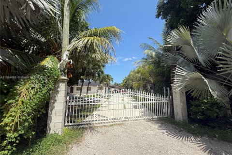 House in Miami, Florida 4 bedrooms, 307.32 sq.m. № 2038930 - photo 9