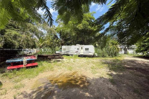 House in Miami, Florida 4 bedrooms, 307.32 sq.m. № 2038930 - photo 27