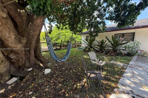 House in Miami, Florida 4 bedrooms, 307.32 sq.m. № 2038930 - photo 11