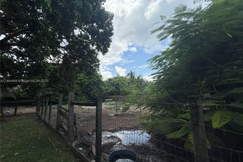 House in Miami, Florida 4 bedrooms, 307.32 sq.m. № 2038930 - photo 19