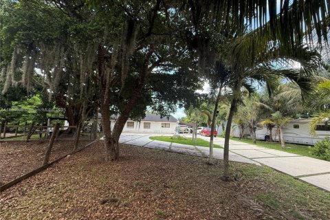 House in Miami, Florida 4 bedrooms, 307.32 sq.m. № 2038930 - photo 3