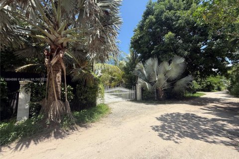 House in Miami, Florida 4 bedrooms, 307.32 sq.m. № 2038930 - photo 8