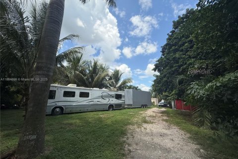 House in Miami, Florida 4 bedrooms, 307.32 sq.m. № 2038930 - photo 6