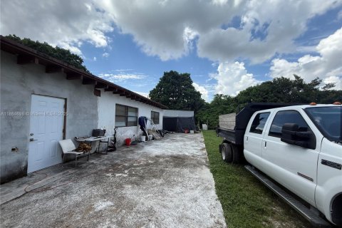 House in Miami, Florida 4 bedrooms, 307.32 sq.m. № 2038930 - photo 14