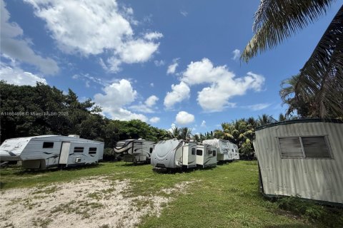 House in Miami, Florida 4 bedrooms, 307.32 sq.m. № 2038930 - photo 17