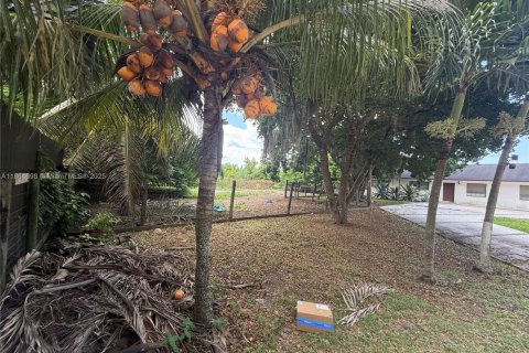 House in Miami, Florida 4 bedrooms, 307.32 sq.m. № 2038930 - photo 7