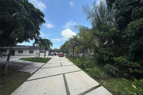 House in Miami, Florida 4 bedrooms, 307.32 sq.m. № 2038930 - photo 2