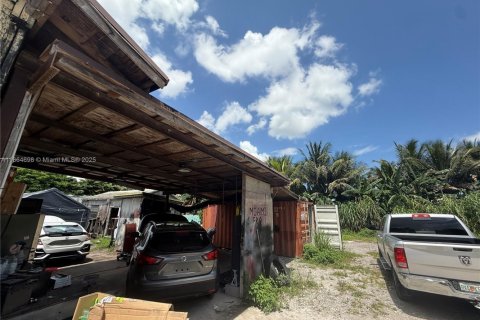 House in Miami, Florida 4 bedrooms, 307.32 sq.m. № 2038930 - photo 24