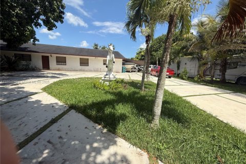 House in Miami, Florida 4 bedrooms, 307.32 sq.m. № 2038930 - photo 4