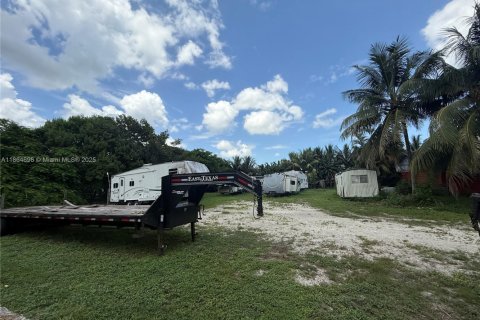 House in Miami, Florida 4 bedrooms, 307.32 sq.m. № 2038930 - photo 15