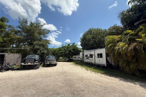 House in Miami, Florida 4 bedrooms, 307.32 sq.m. № 2038930 - photo 25